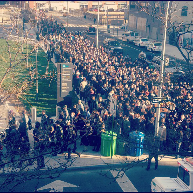 Illustration for article titled This Is a Six-Block Long Line For a Brooklyn-Manhattan Bus This Morning